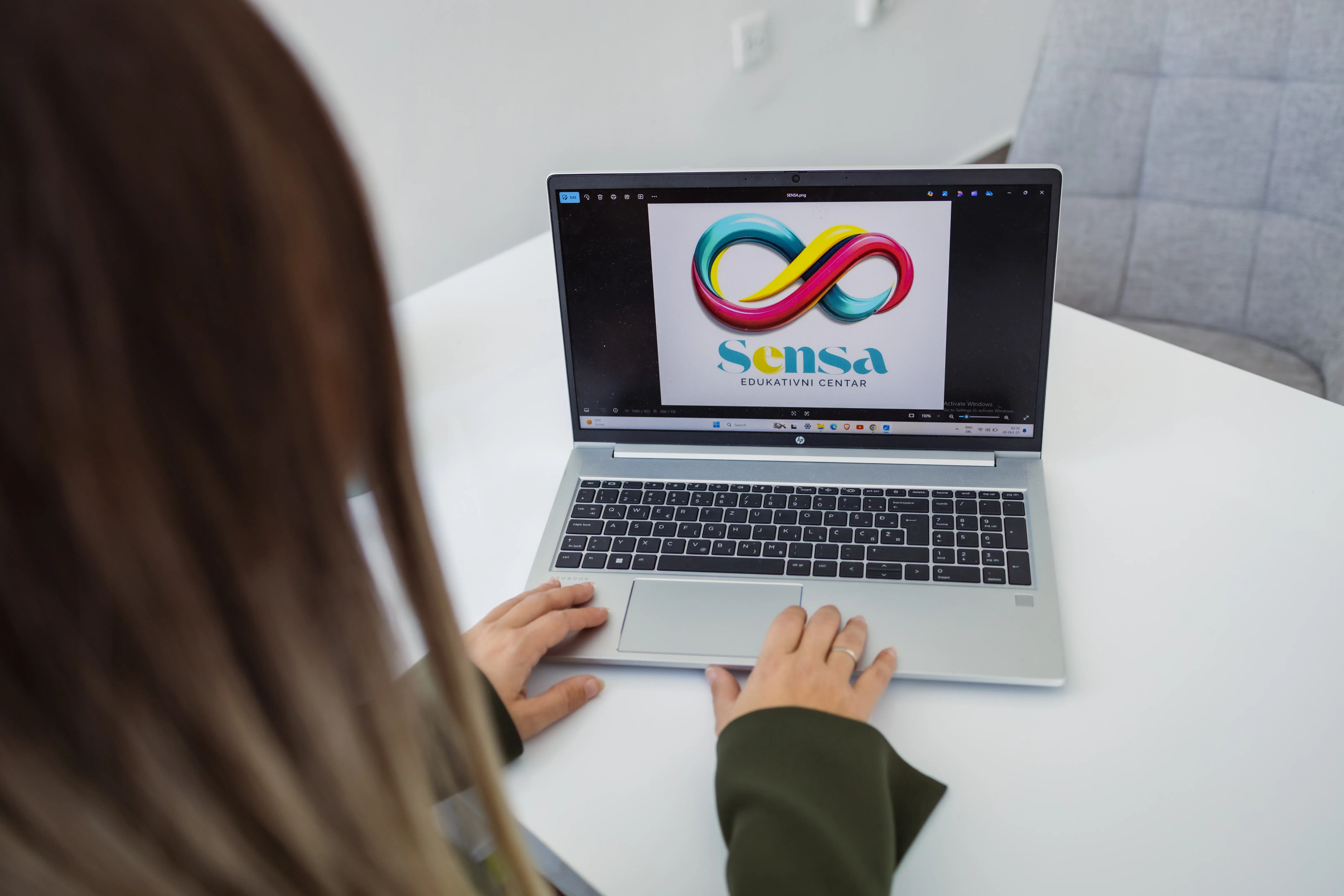 Pozadina kontakt stranice - Sensa Edukativni Centar, Niš